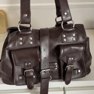 Brun väska - Den är lite sliten därav priset, stor och rymlig med två fack 🩷