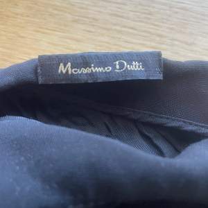 En minikjol från Massimo Dutti. Den är tight med en volang längst ner. Superfin men passar tyvärr inte mig mer