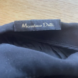 Kjol - En minikjol från Massimo Dutti. Den är tight med en volang längst ner. Superfin men passar tyvärr inte mig mer