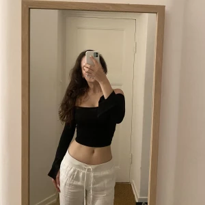 Säljer min snygga off shoulder top - Säljer min skitsnygga svarta off shoulder top från asos - säljes då den är lite för liten på mig 💞