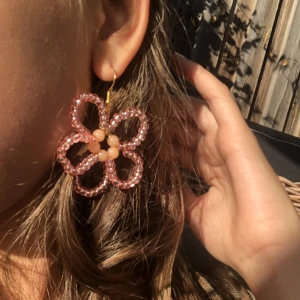 Blomma örhängen - Super söta örhängen i form av en blomma. De är designade och gjorda av mig. 