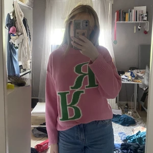 Rosa stickad tröja  - Supersöt rosa stickad tröja från Gina i storlek 146/152 men skulle säga att den är xs-s beroende på hur tight man vill ha den. (Jag har storlek xs). Priset kan diskuteras 