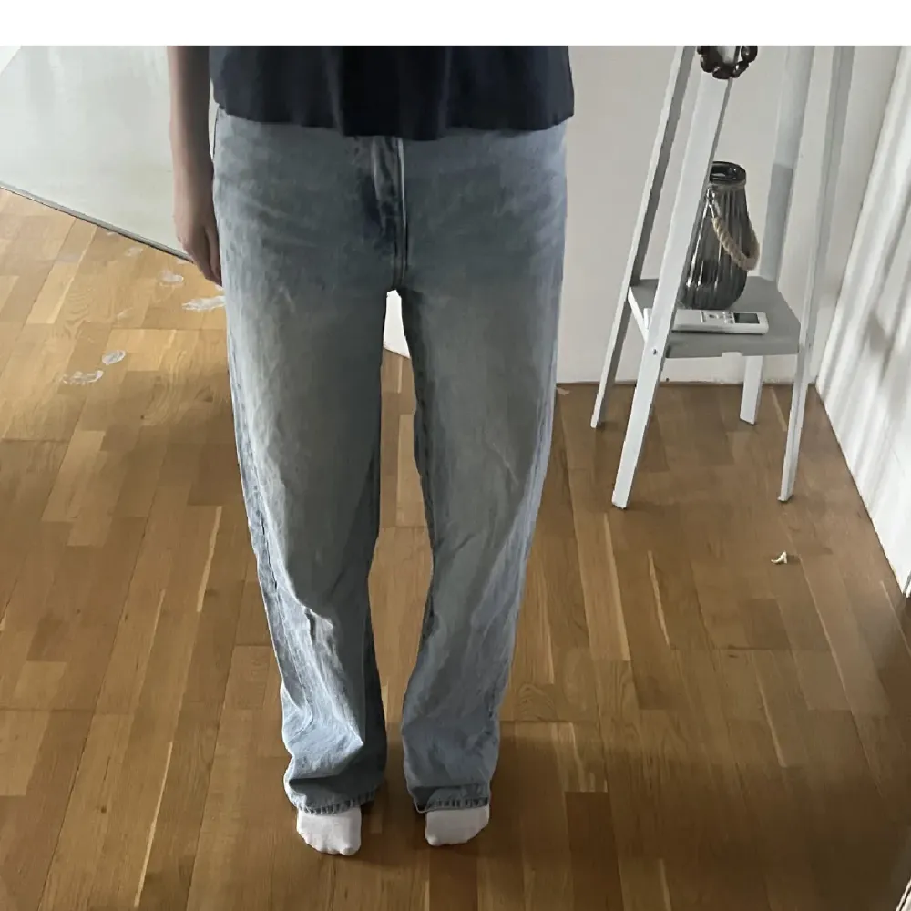 Säljer dessa jeansen från lager 157. Nypriset på dem är 300kr och jag säljer dem för 150kr + frakt. Ni kan se längden på första bilden, jag är ca 167.. Jeans & Byxor.