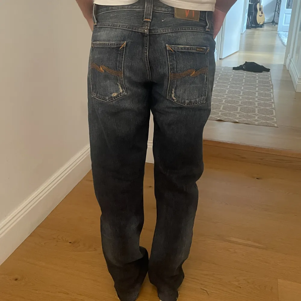 Nudie jeans köpt på sellpy!. Jeans & Byxor.