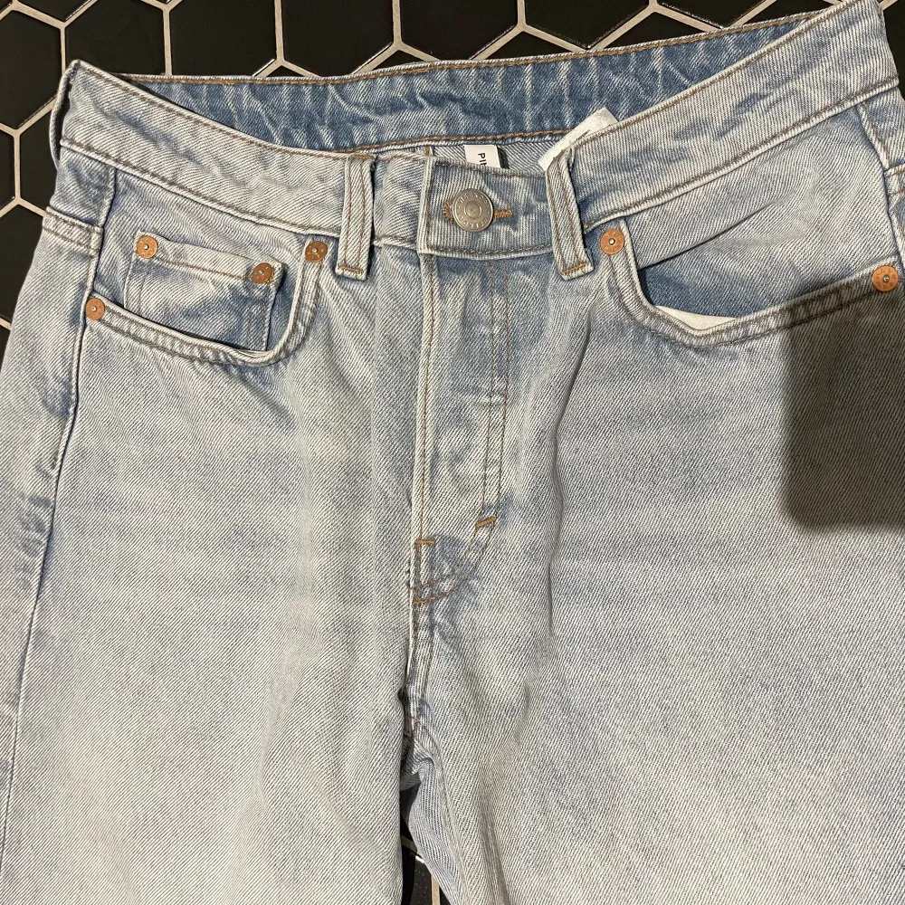 Säljer dessa snygga ljusblå weekday jeans pin. Sitter jättebra men aldrig kommit till användning. Storlek 26/32. Ordinariepris 590kr, köparen står för frakt 💕. Jeans & Byxor.