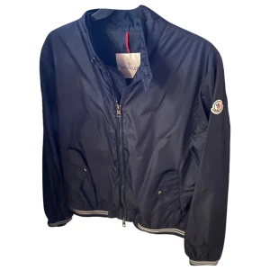 Moncler jacka - Köpte denna på vestiaire collevtive men den sitter för lite för litet o vill därför byta eller sälja. Inköpsbevis finns. Hör av er om ni har jacka eller väst