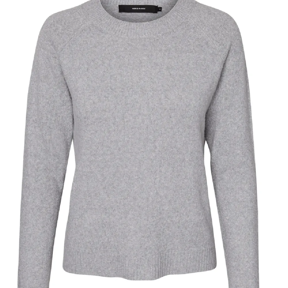 så fin ljusgrå stickad tröja från vero moda, helt oanvänd💕💕(bilden är egen!!). Stickat.