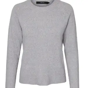 så fin ljusgrå stickad tröja från vero moda, helt oanvänd💕💕(bilden är egen!!)