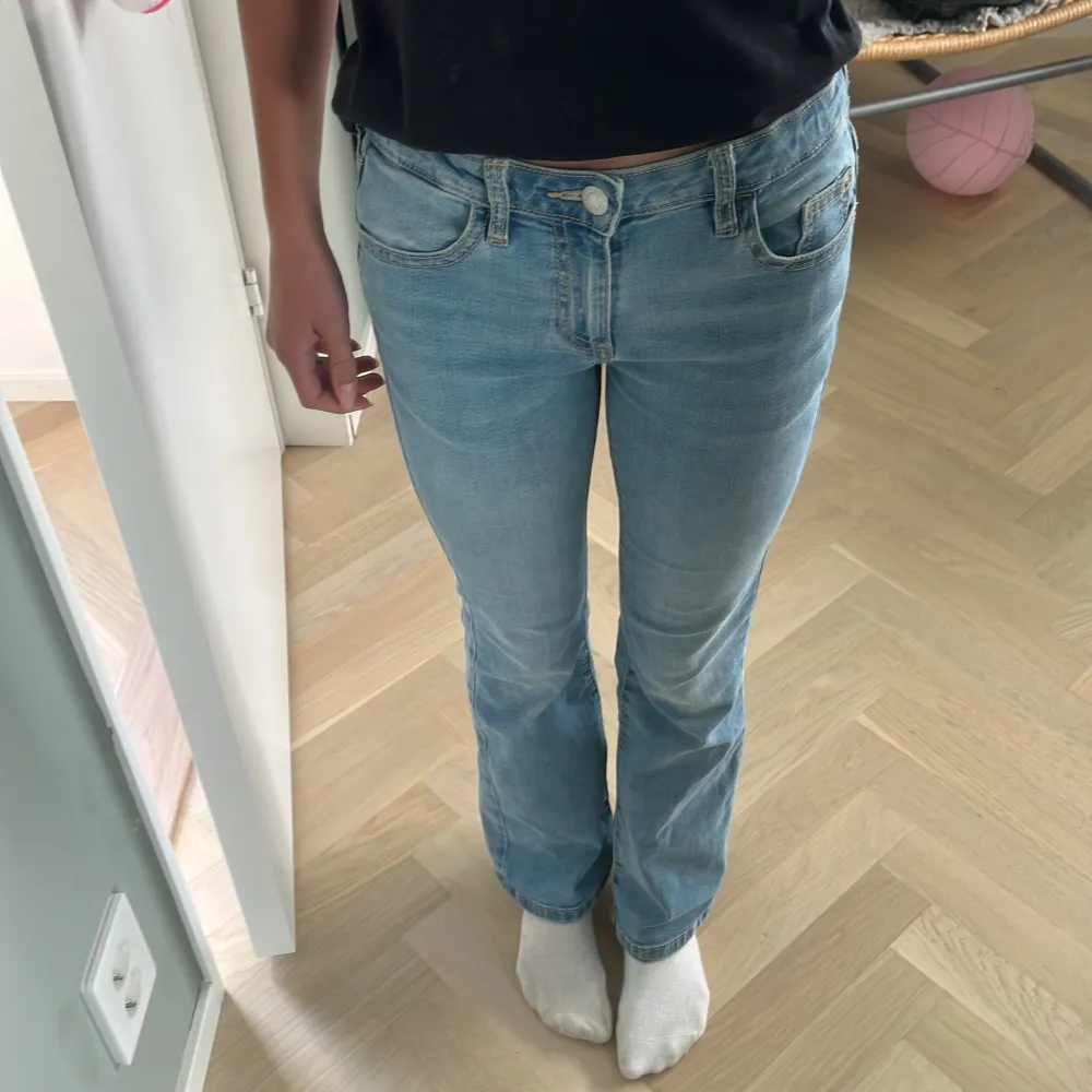  Lowest bootcut jeans blå andvända lite inte slitna alls säljs för de är för korta för mig . Jeans & Byxor.