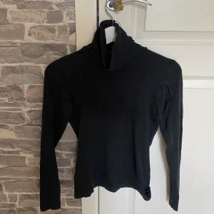 Svart polotröja  - Svart polotröja från Lindex i fint skick.   Köptes för 399, säljer för 99kr.