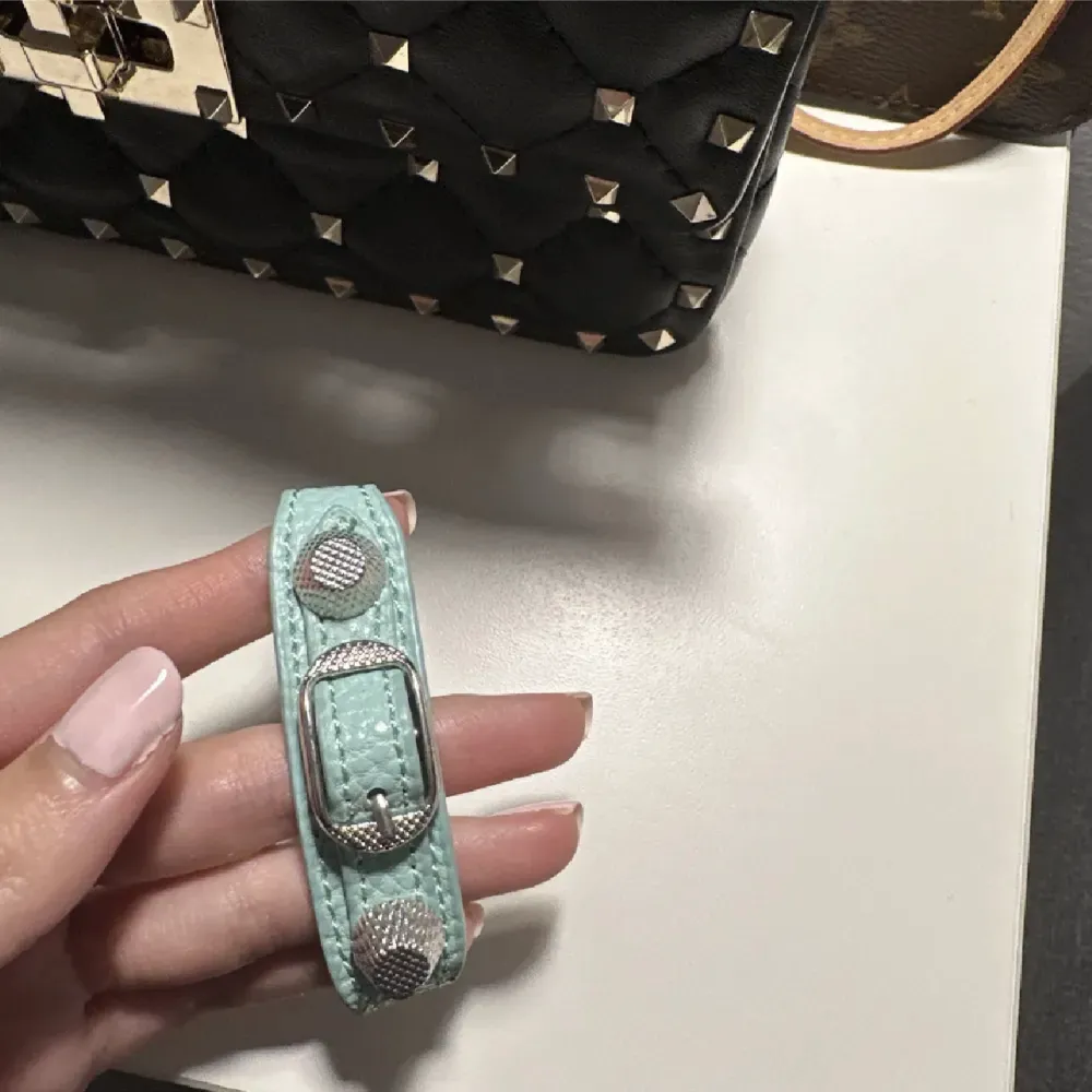 säljer detta balenciaga liknande armband för att jag inte använder den så mycket längre har bara använt 1-2 gånger . Accessoarer.