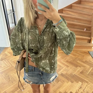 mönstrad blus😍😍 - väldens finaste blus😇 skeiv vid frågor 