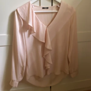 Blus - Blusen har en liten fläck, förutom det är den perfekt! (Skriv privat för flera bilder)