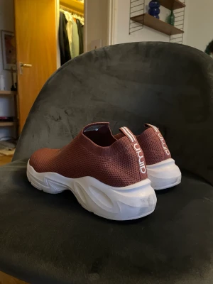 Gymskor  - Säljer ett par gymskor ifrån Aimn, knappast använda då de inte passade mig så bra.. i väldigt bra skick!!