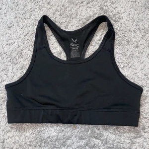 Svart topp - Säljer nu denna svarta topp vid skäl av att den inte kommer till användning längre. Den är i storlek 134/140. Märket soc.❤️
