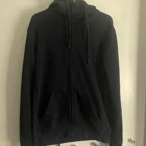 G-star RAW luvtröja med dragkedja - Säljer min G-star luvtröja med dragkedja, ser inge större fläckar. Pris kan diskuteras.