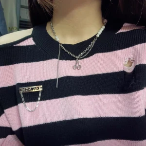 Körsbär Halsband - Körsbärs halsband med hjärtformade körsbär från Etsy. Köpt för 550kr, gjord av stainless steel, har duschat med den föera gånger och ser likadan ut. Har 2 st då jag och min kompis hade det som vänskapshalsband! Vill du köpa båda så skriv till mig! 🥰