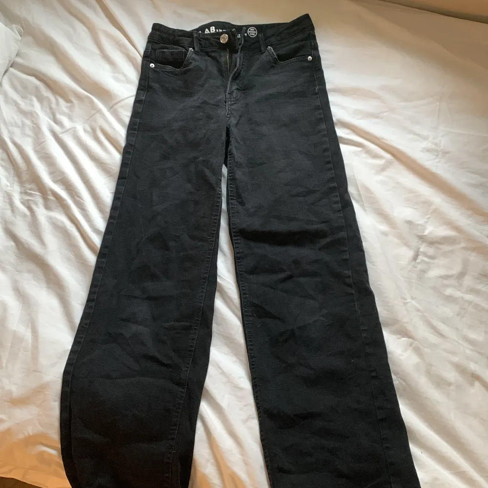 Ett par svarta jeans från Kappahl, dom är för korta för mig så säljer dom. Har använt dom få gångr! Hör av er om ni är intresserade😊. Jeans & Byxor.
