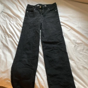 Svarta jeans! - Ett par svarta jeans från Kappahl, dom är för korta för mig så säljer dom. Har använt dom få gångr! Hör av er om ni är intresserade😊