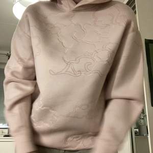 limited edition nicki minaj hoodie från h&m aldrig använd. Storlek XS men oversized så passar även S och M