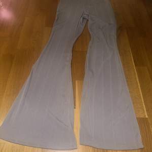Ett par jätte fina gråa byxor från shein köpt men aldrig använts vart för långa skulle kunna passa någon som är 165/170