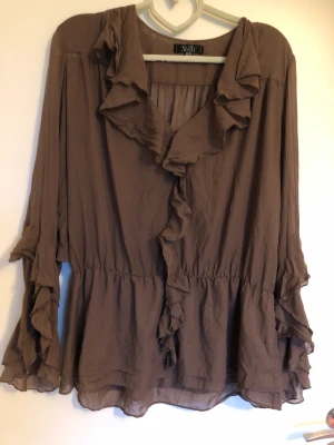 Ljuvlig blus från Stills - Ljuvlig blus från Stills, stl 38  Tunn, krävs något under 