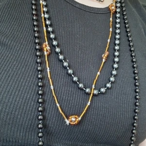 Handgjort halsband  - Ett halsband med små blommer på✨️🫶