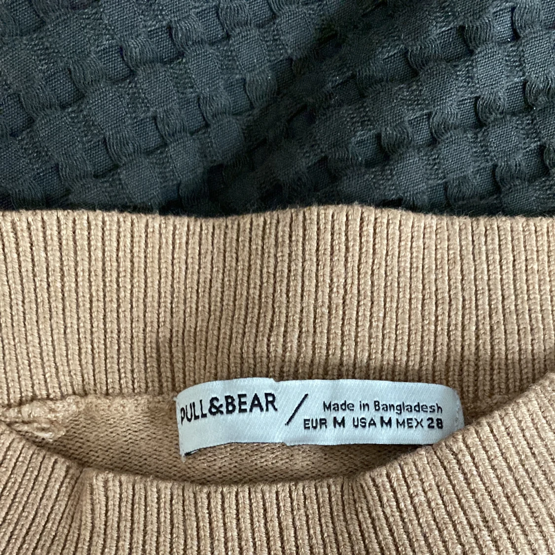 Figursydd långärmad i beige färg - 90