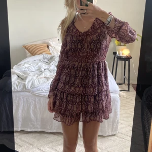 Zara klänning - Supersöt klänning från zara! Sparsamt använd. Skriv om du vill ha fler bilder💗