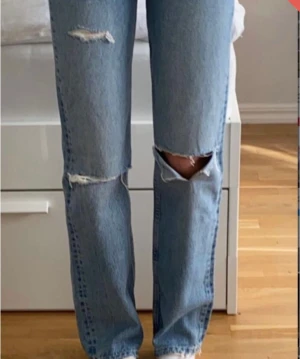 Zara jeans - Jag säljer dessa fina jeans från zara då de inte kommer till användning. Har endast haft på mig dessa ute en gång. Lånad bild, skicka för fler bilder. Köparen står för frakt. Nypris 399kr
