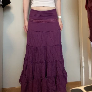 Maxi kjol  - Lila maxi volang kjol med en rad med spets💗 jätte fin och jätte skön. Passar xs-s💗sitter superfint på.