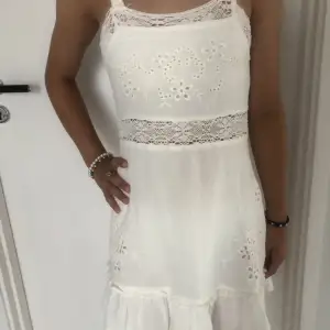 Jättefin vit klänning från zara🥰 nästan aldrig använd