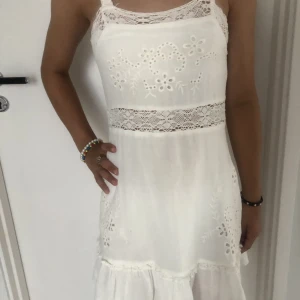 Vit klänning  - Jättefin vit klänning från zara🥰 nästan aldrig använd