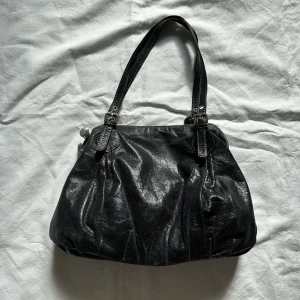 Väska - Svart medelstor väska med många fack