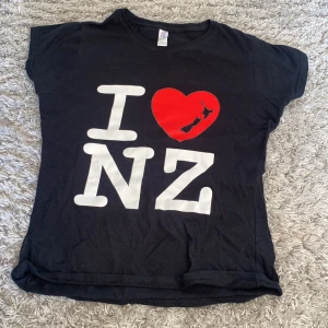 I love nz tröja - Snygg tröja liknar i ❤️ nyc!! Tror den e köpt i new zeeland men ej säker eftersom den e min kompis, storlek L men sitter mer som en s tkr jag! ❌tryck ej på köp nu❌