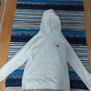 Vit hoodie Gant - Vit hoodie från Gant. Barnstorlek 176/ 16 år. Är i gott skick