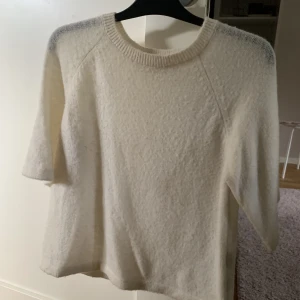 Stickad t-shirt🫶🏼 - Cremevit stickad t-shirt från selected femme🫶🏼250 kr + frakt!