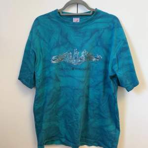 Jätte fin oversize t-shirt från beyondretro, använt den en del men känns som ny. Jätte fin blå färg!🩷