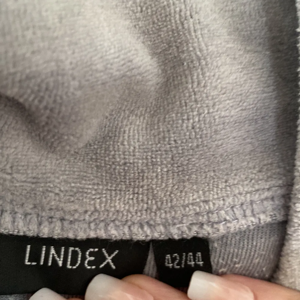Söt blå/ grå kofta i velour material, bra skick!! Tror den e mindre i storlken än 42/44. ❌ tryck ej på köp nu ❌. Neuletakit & Villapaidat.