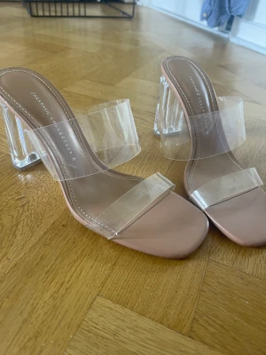 Zara klackar - Helt oanvända klackar från zara storlek 39. Transparenta. Köparen betalar frakt💕🥰🌸