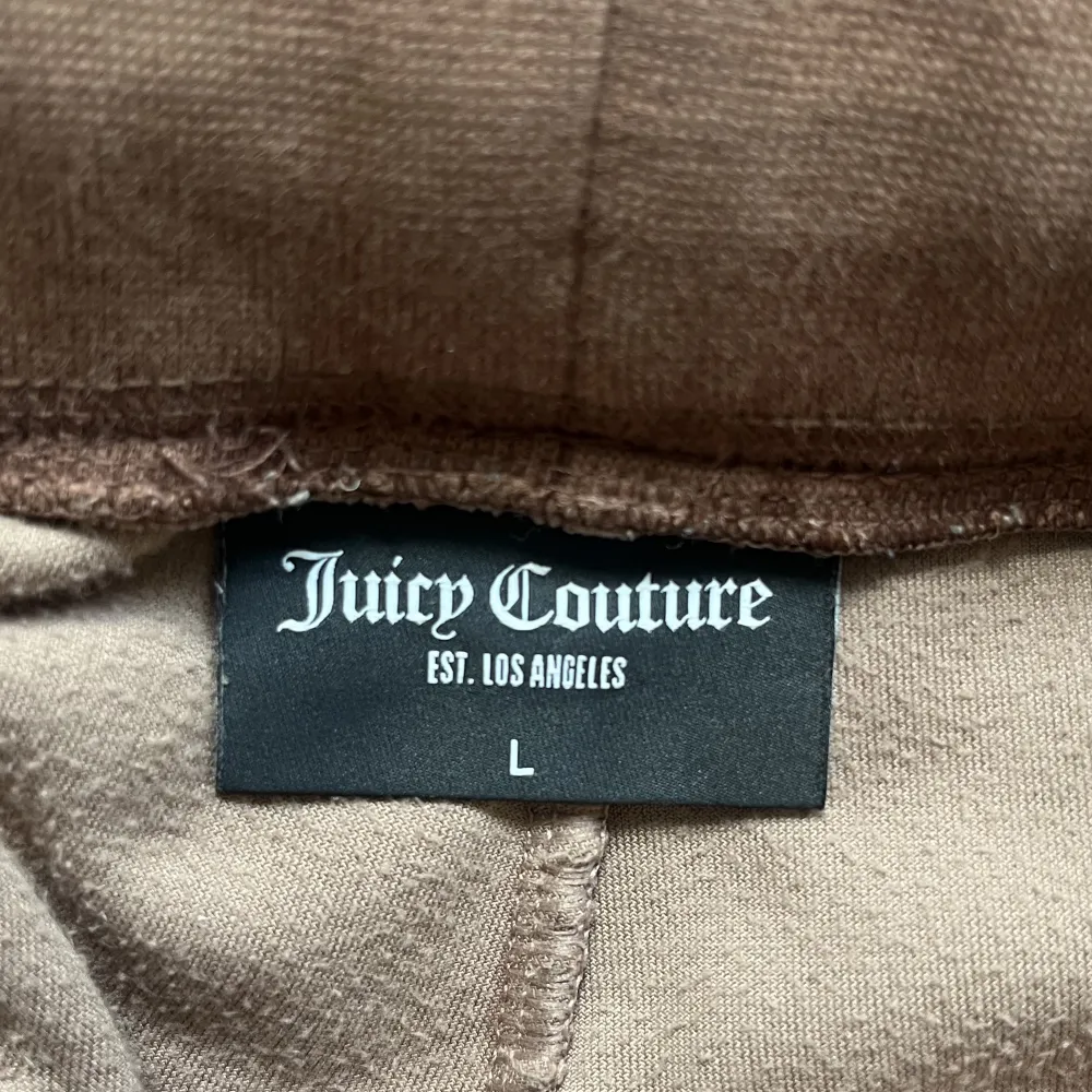 Juicy Couture ljusbruna mjukisbyxor, storlek L, sköna när dem är lite lösa, går att dra åt riktigt mycket. Original pris: 1200kr Säljs för: 950kr spara 250kr.. Jeans & Byxor.