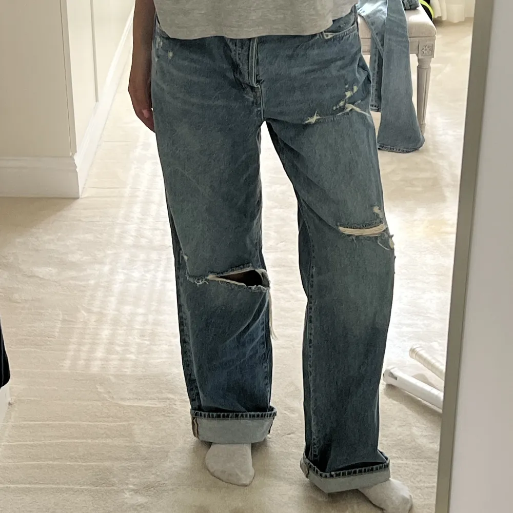 Supersnygga zara jeans, som är lite ljusare än på bilden. Storlek 40 o sitter lite oversize på mig som som har oftast 38.❤️. Jeans & Byxor.