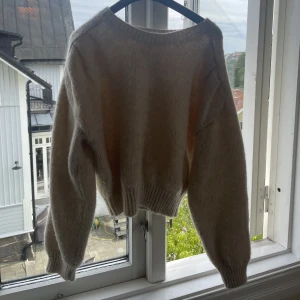 Stickd tröja - Snygg stickad tröja, beige! Jätte bra skick! Knappt andvänd!