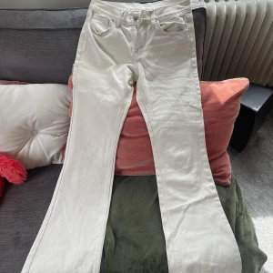 Lågmidjade jeans - Lågmidjade o utsvänga jeans, raka i benen med bootcut, super snyggt! Från Brandy Melville! Så bra skick!