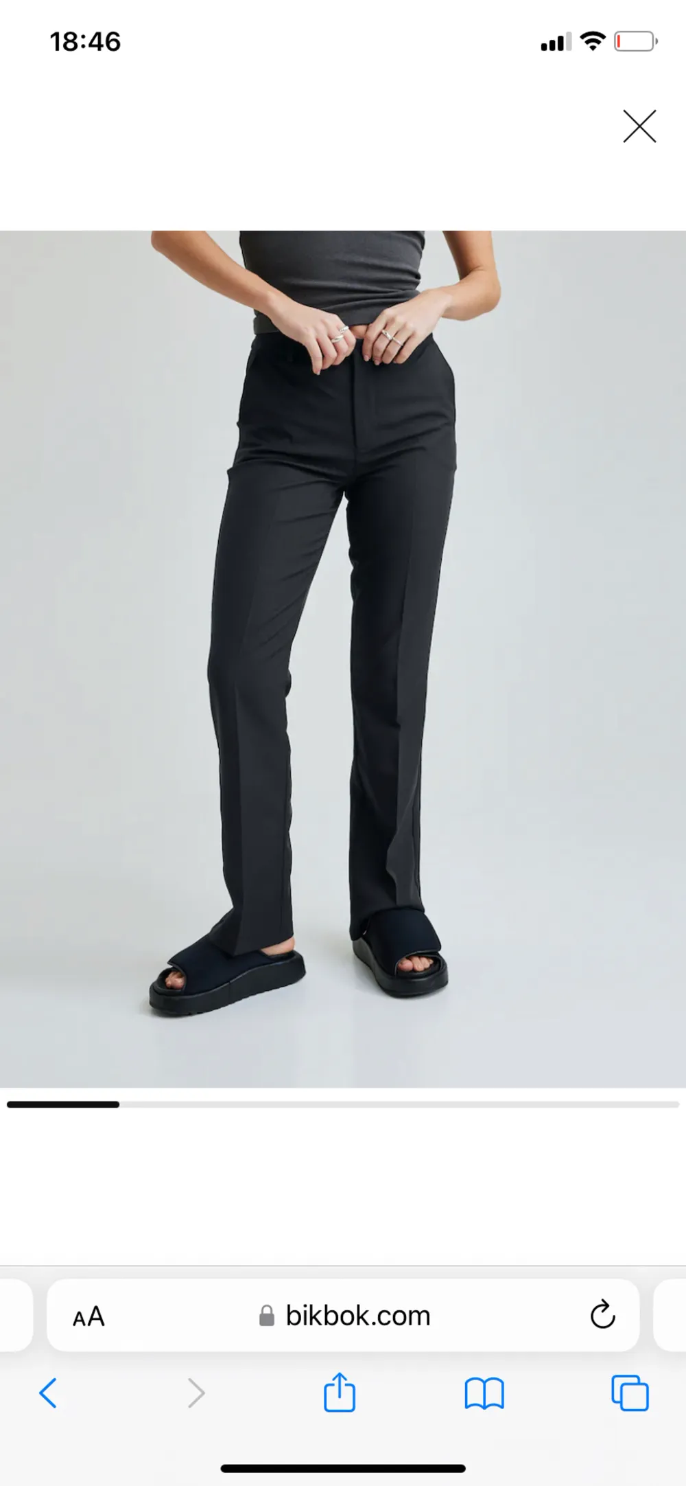 Kostymbyxa från bikbok, modellen Vilma, utsvängda ben. Säljer då de är för små på mig 🥰. Jeans & Byxor.