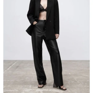 Läderbyxor zara - Supercoola fake läderbyxor från Zara. Nya med lappen kvar! Sitter väldigt snyggt och är bra längd på mig som är 174 cm. Säljer då de tyvärr inte kommit till användning. Köptes i USA förra året för $50 (ungefär 500 kr) 