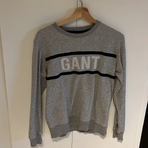GANT tjocktröja - En ljusgrå tjocktröja från märket GANT, storlek 170.  Nypris: 400kr