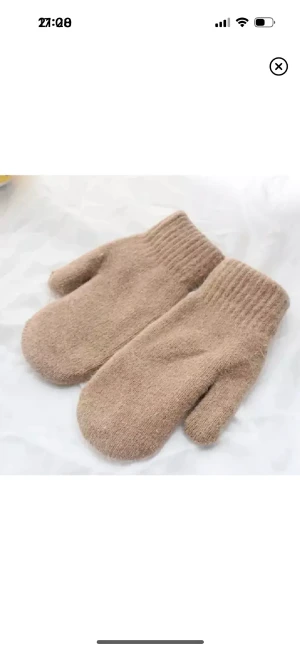 Vantar - Säljer vantar som jag köpte förra hösten men som jag tyvärr inte har använt. Hoppas att någon annan kan få glädje av dem. Vantarna är beiga