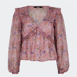 blus - jättesöt, andvänd bara 1 gång! säljer pga oseriös köpare. 