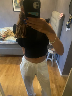 Volang linne från Zara  - Ett svart linne med volanger från Zara 💗jätte fin älskar men hoppa någon annan kan använda den mer 🌸 kontakta för frågor 🥰